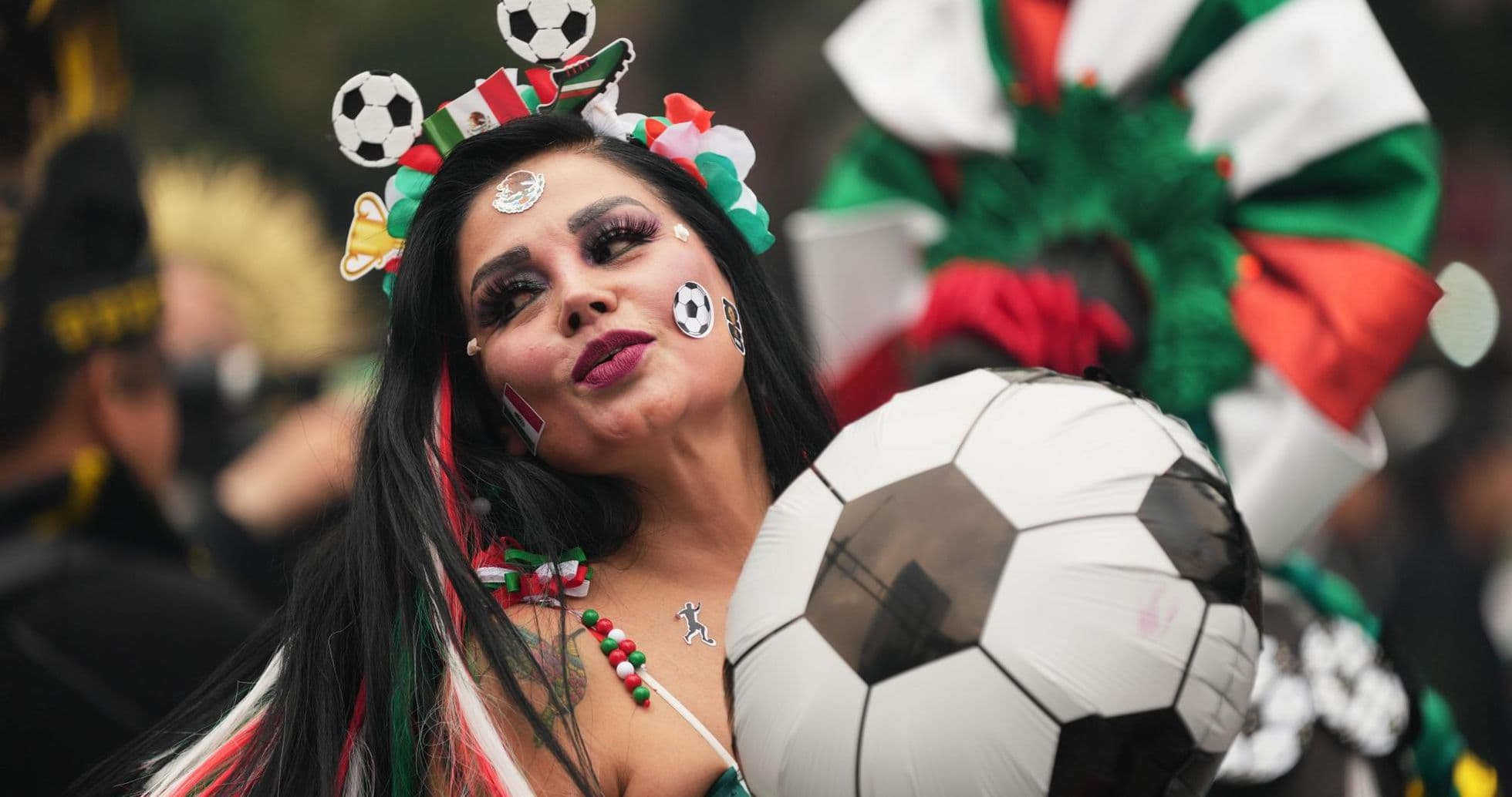 Aficionada mexicana con balón de fútbol