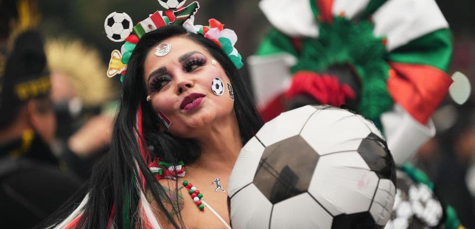Aficionada mexicana con balón de fútbol