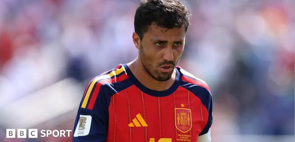 Jugador español caminando durante un partido de fútbol