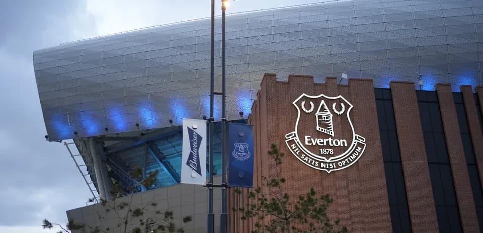 Fachada del estadio de Everton iluminada de noche