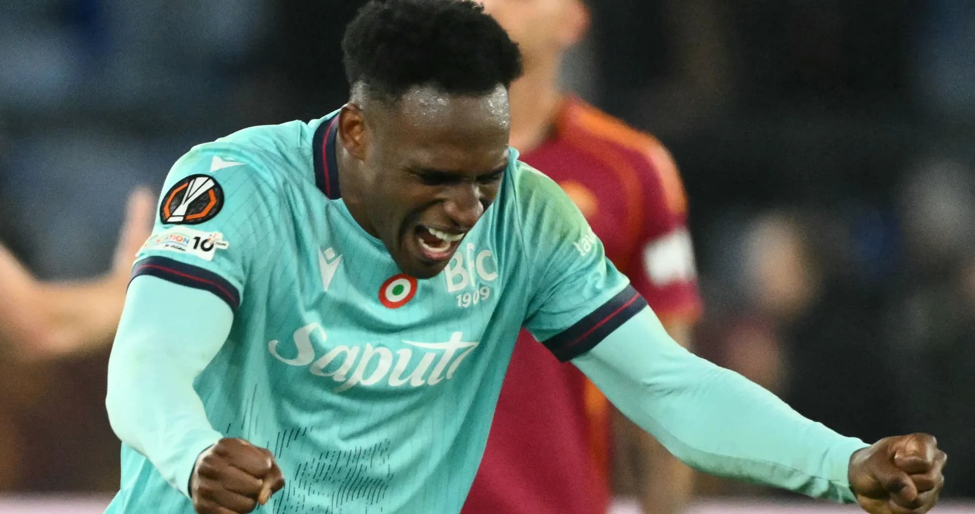 Jugador celebrando un gol en partido de Europa League
