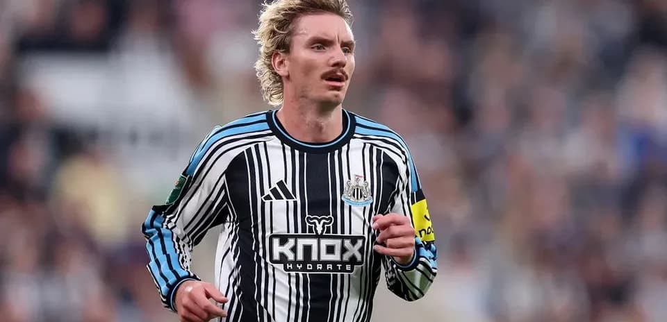 Jugador de Newcastle corriendo en el campo de juego