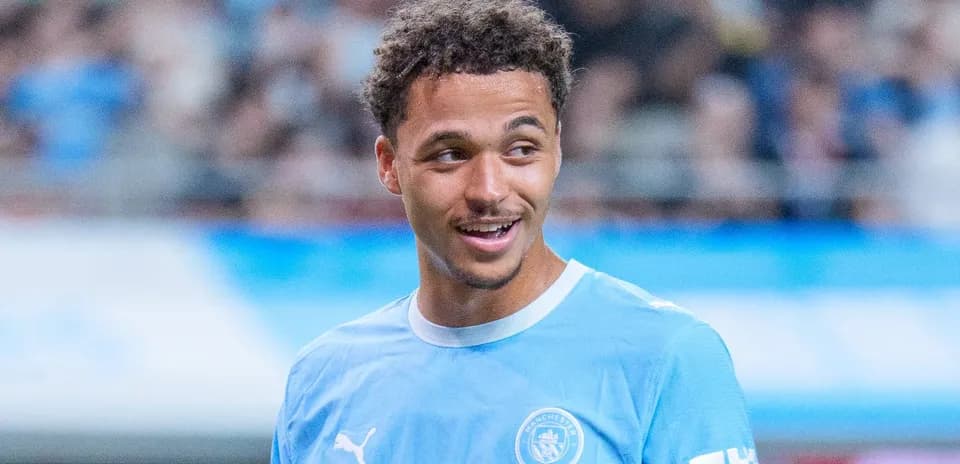 Jugador de Manchester City sonriendo en el campo