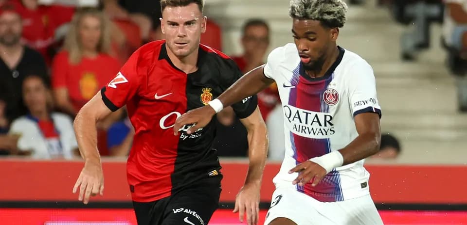 Jugadores de Mallorca y PSG en acción durante partido