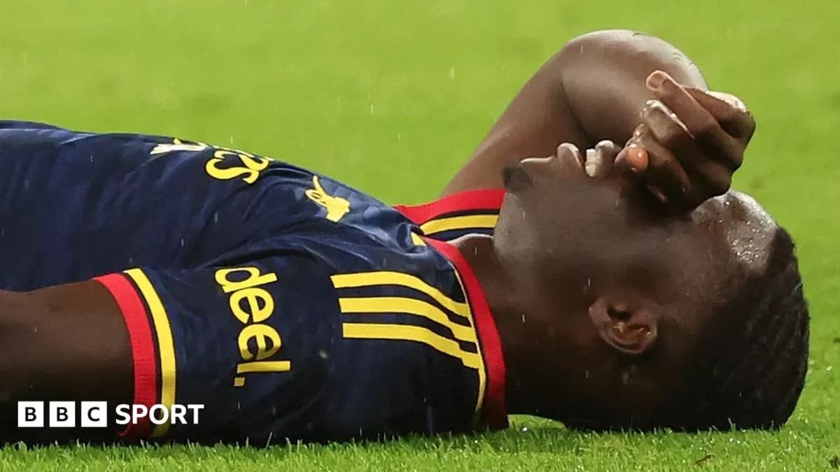 Jugador caído en el campo durante el partido