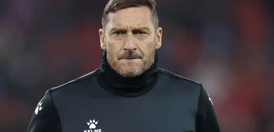 Entrenador en uniforme antes del partido