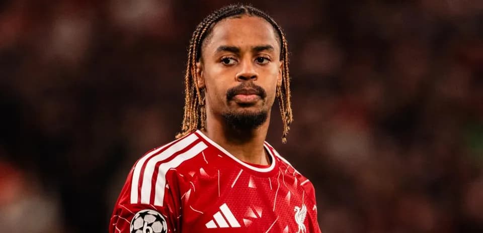 Jugador de Liverpool en el campo durante partido