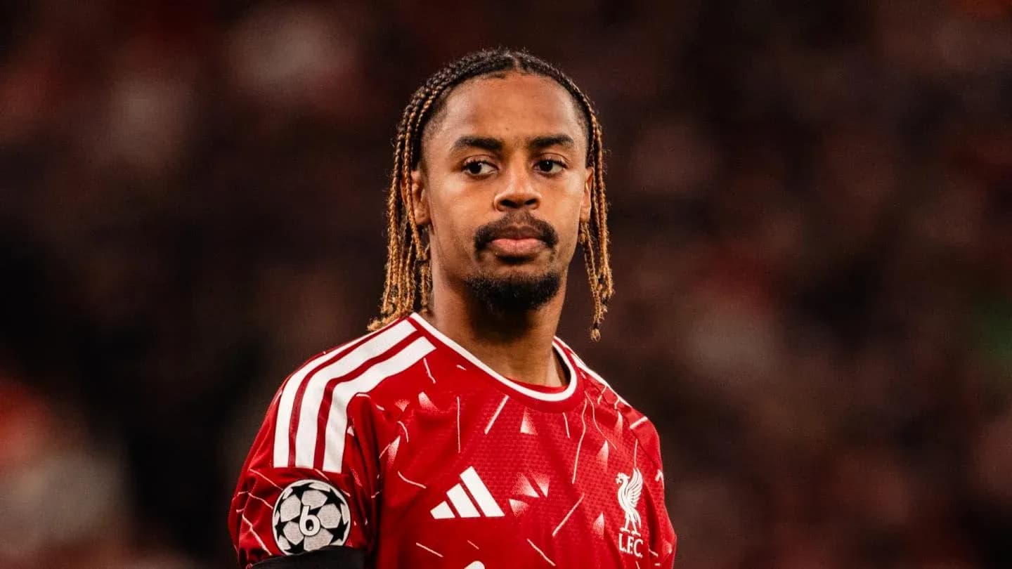 Jugador de Liverpool en el campo durante partido