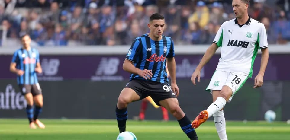 Jugador de Atalanta controla el balón contra Sassuolo