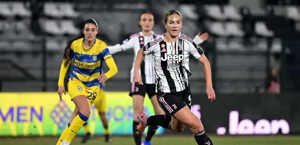 Jugadora de Juventus en acción contra Parma