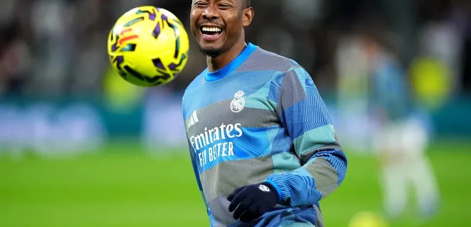 Jugador de Real Madrid calentando con balón