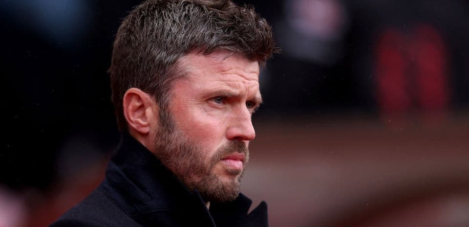 Entrenador observando el partido desde la línea lateral
