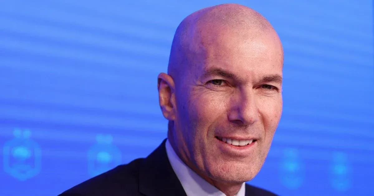 Hombre sonriendo en conferencia de prensa