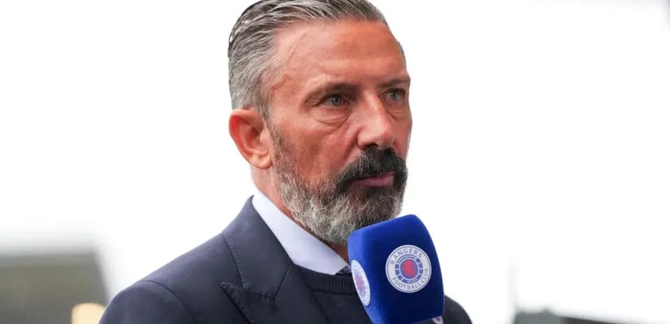 Hombre hablando con micrófono en evento deportivo