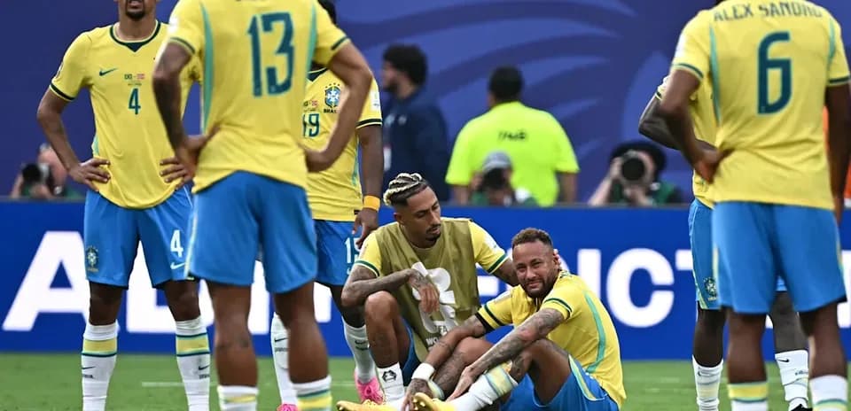 Jugadores de Brasil reunidos tras una lesión