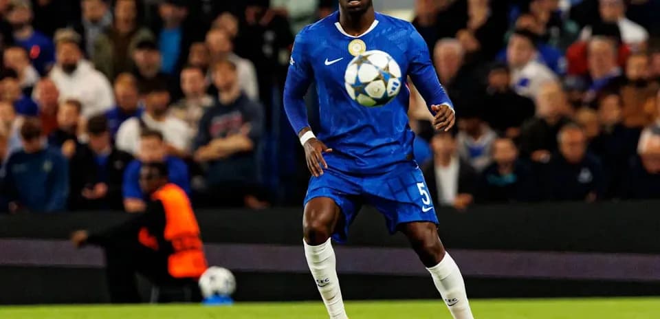 Jugador en acción durante partido de fútbol