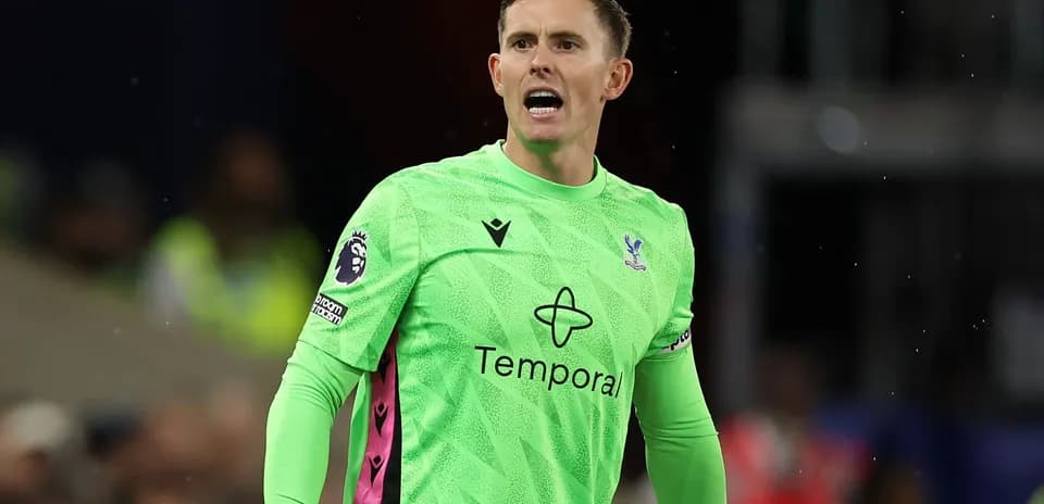 Portero de Crystal Palace gritando durante el partido