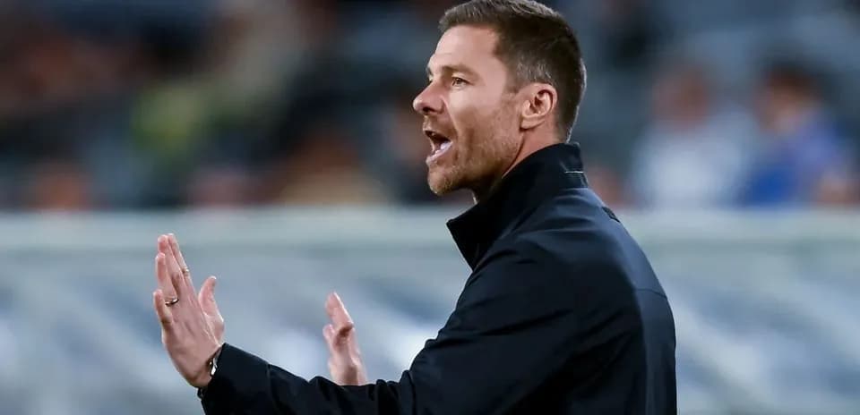 Entrenador dirigiendo a su equipo durante el partido