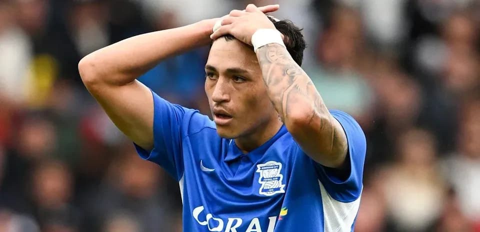 Jugador de Birmingham City con manos en la cabeza