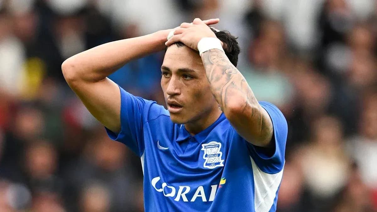 Jugador de Birmingham City con manos en la cabeza