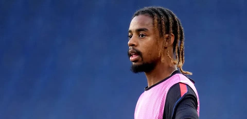 Jugador en calentamiento con camiseta rosa