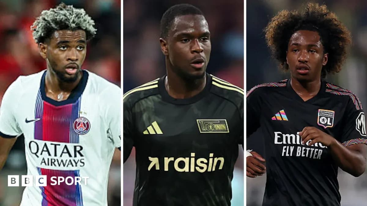 Tres jugadores de fútbol en acción durante partidos
