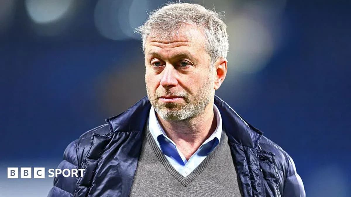 Hombre con chaqueta observando un evento deportivo