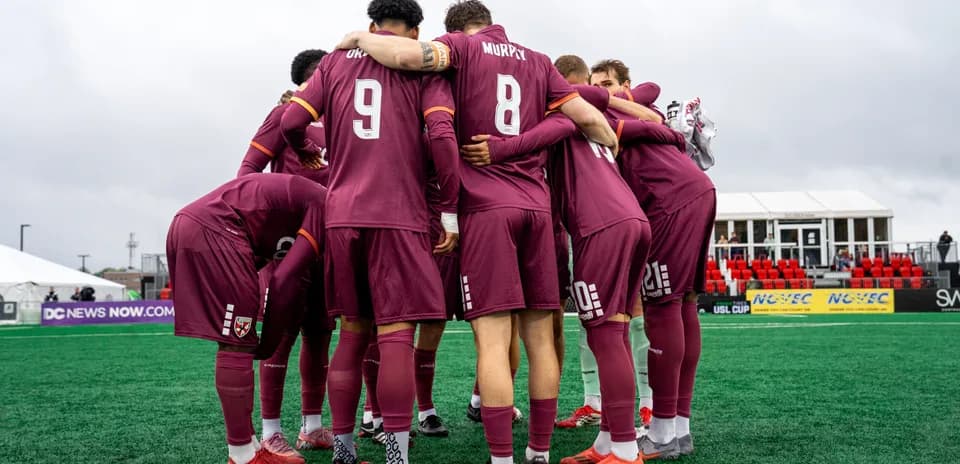Equipo en huddle antes del partido