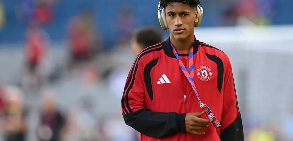 Jugador de Manchester United con auriculares en el campo