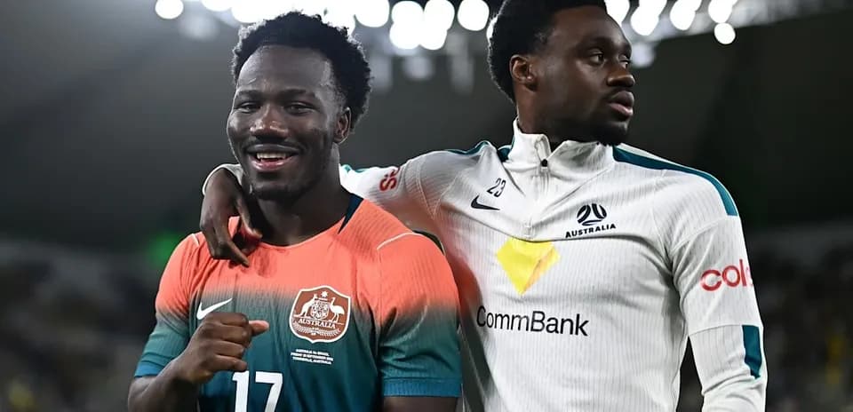 Dos jugadores de Australia posando juntos después del partido