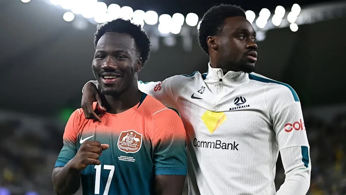 Dos jugadores de Australia posando juntos después del partido