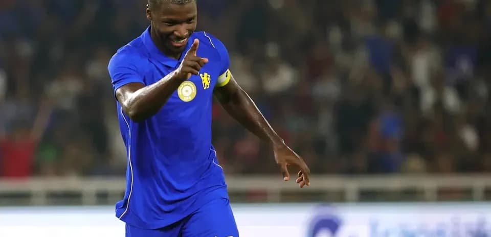 Jugador celebrando en el campo durante el partido