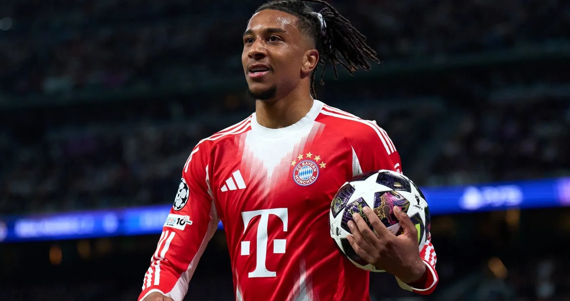 Jugador de Bayern Munich sosteniendo balón durante partido