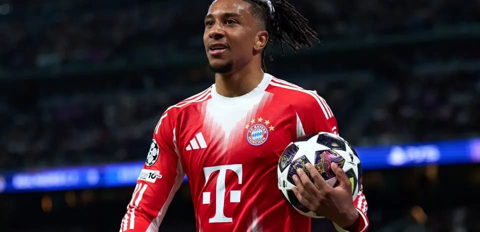Jugador de Bayern Munich sosteniendo balón durante partido