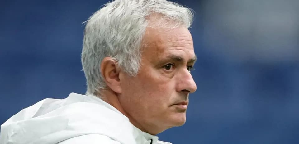 Entrenador observando el partido desde la banda
