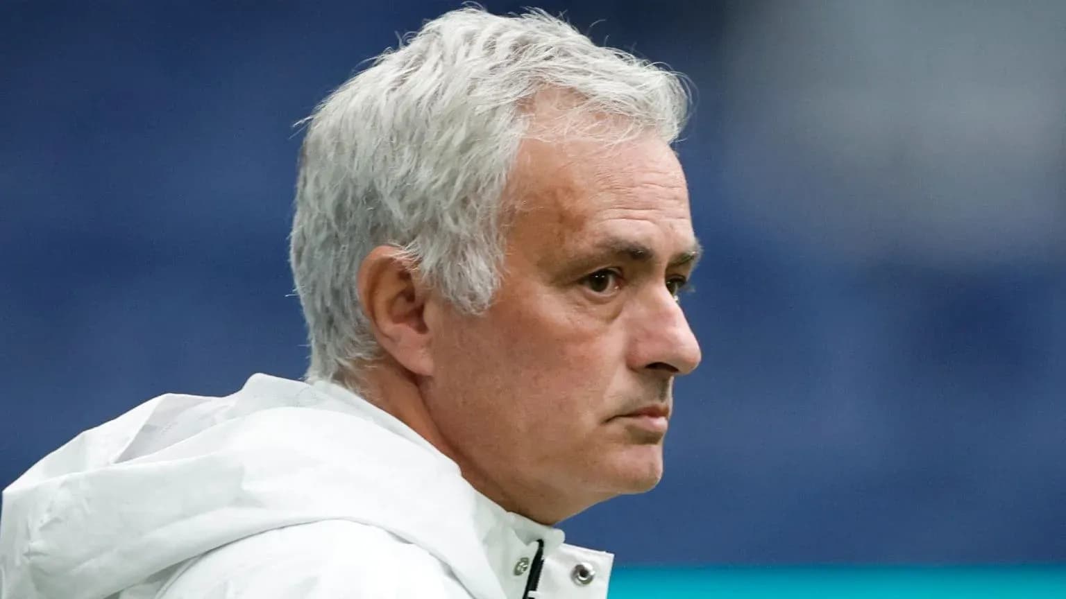 Entrenador observando el partido desde la banda