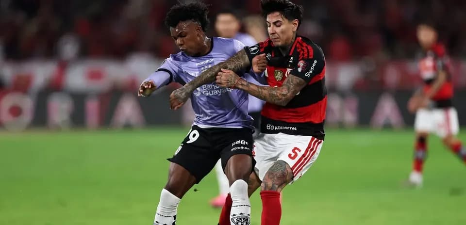 Jugadores de Flamengo e Independiente del Valle en acción