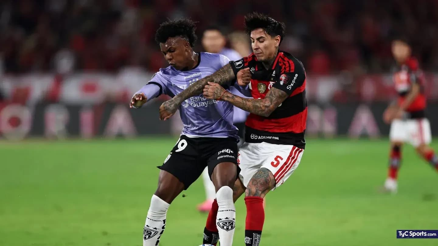 Jugadores de Flamengo e Independiente del Valle en acción