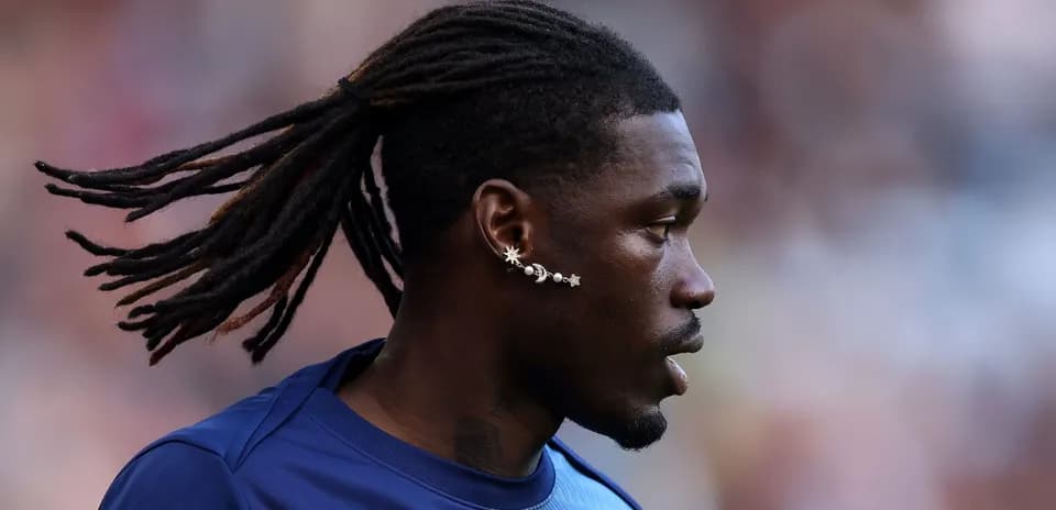 Jugador con trenzas y pendiente en el oído