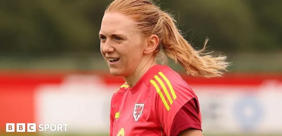 Jugadora entrenando con camiseta roja en campo