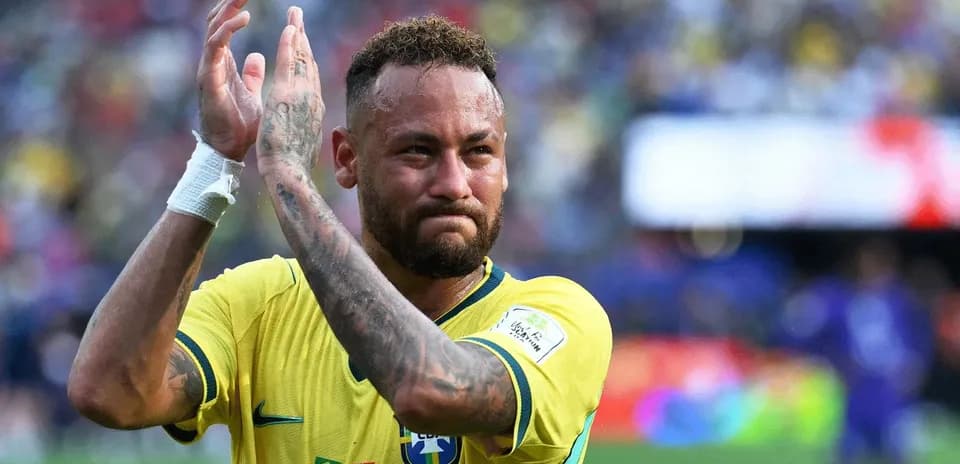 Neymar aplaudiendo a la afición en el estadio