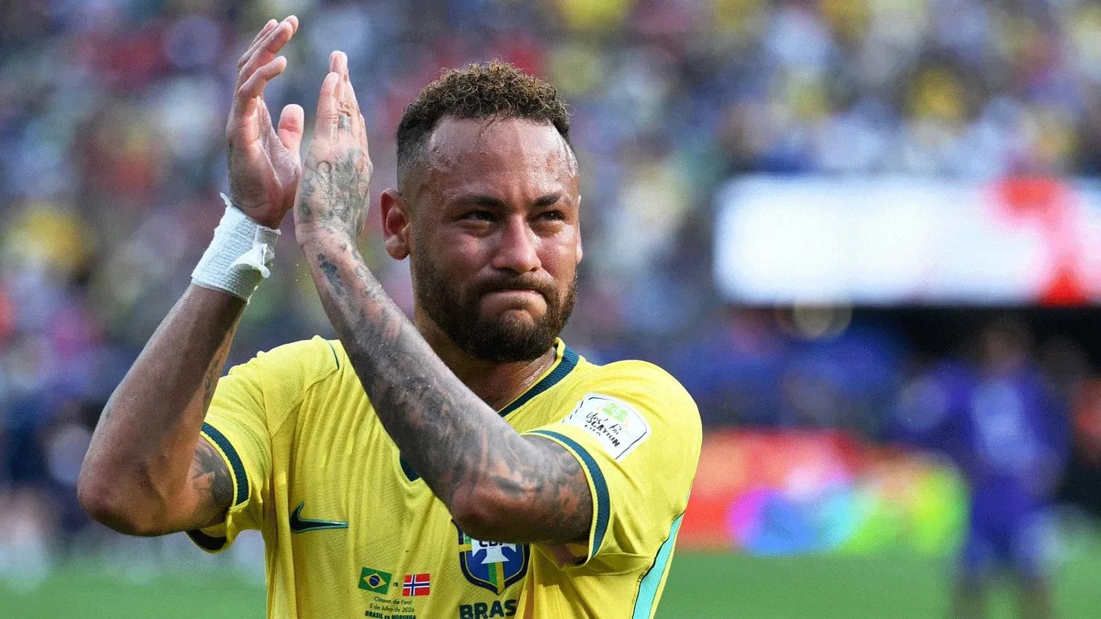 Neymar aplaudiendo a la afición en el estadio