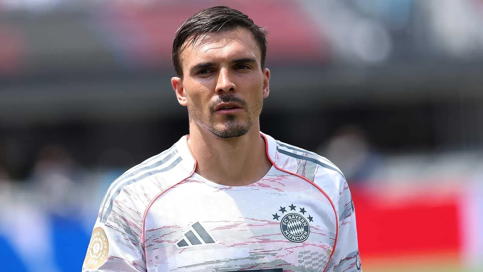 Jugador de fútbol en uniforme de Bayern Múnich