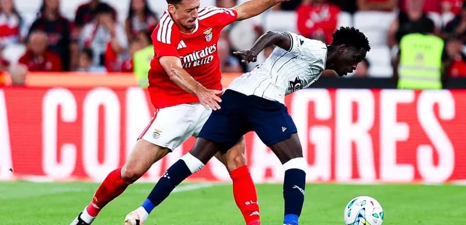 Jugador de Benfica disputa el balón contra Aarhus
