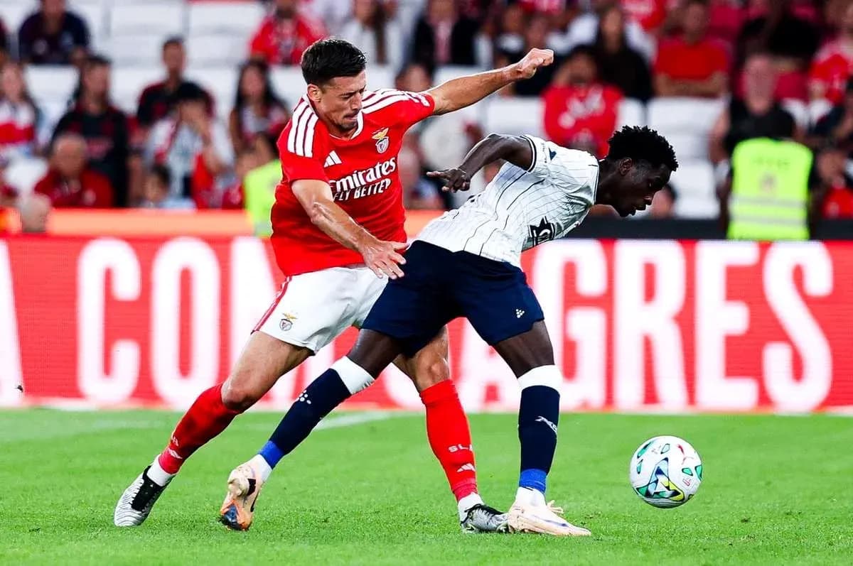 Jugador de Benfica disputa el balón contra Aarhus
