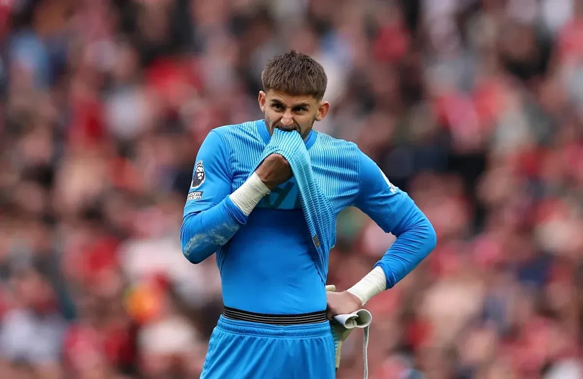 Portero con camiseta azul en partido de fútbol