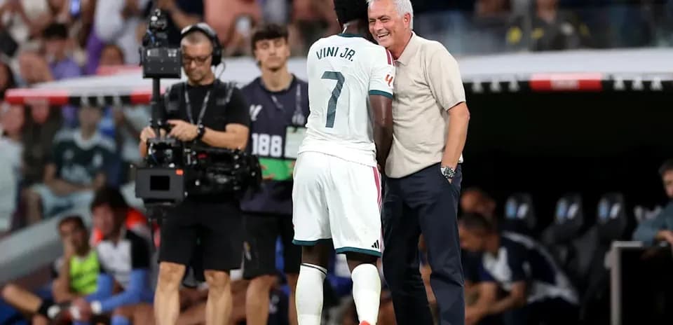 Vini Jr. y José Mourinho conversando en el banquillo