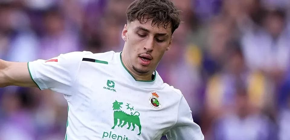 Jugador con camiseta blanca durante partido de fútbol