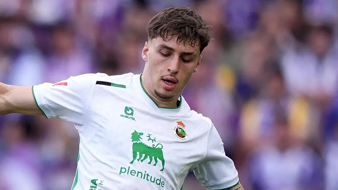 Jugador con camiseta blanca durante partido de fútbol
