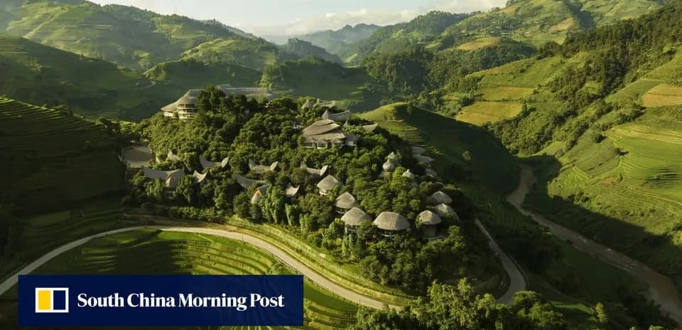 Vista aérea de un paisaje montañoso con terrazas de arroz